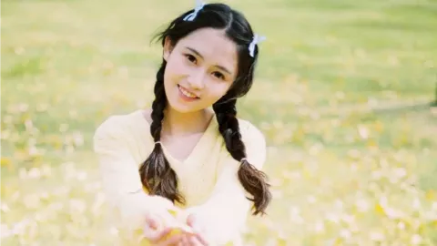 千百惠走过咖啡屋