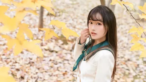 男孩踢球绊倒外卖员