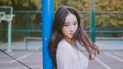 员工挪桌碎百万玉镯