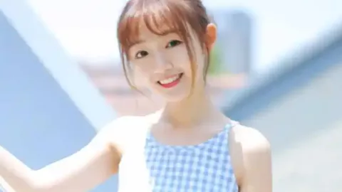 辅警飞身托举救女孩