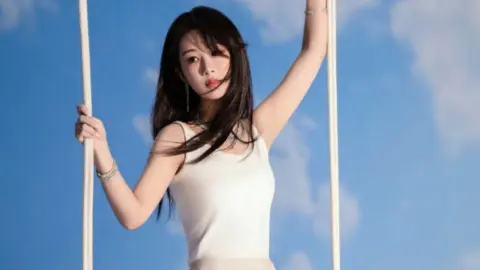 女生被流浪狗围咬