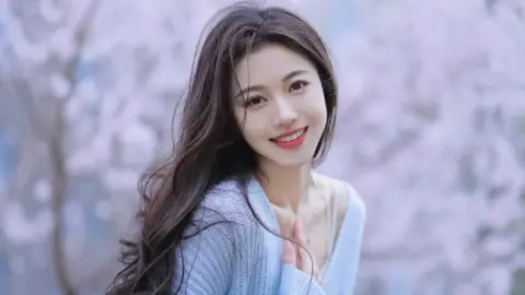 男子上山挖坑栽树无意挖中蚂蚁窝