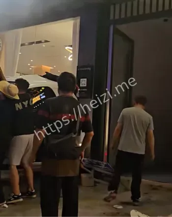 轿车侧翻人行道