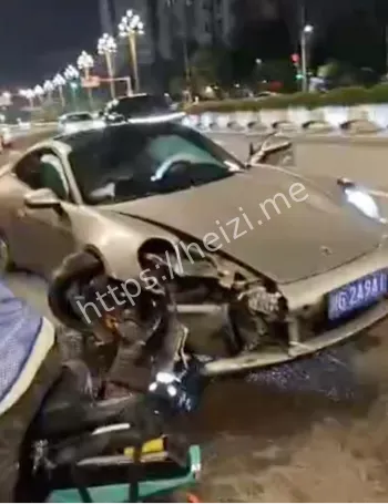 保时捷911撞废现场
