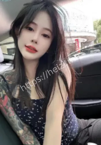 女模特坐评委身上蠕动