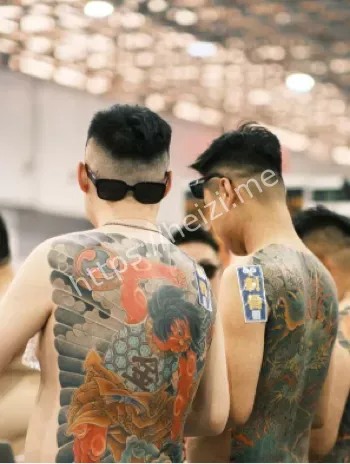 女模特坐评委身上蠕动