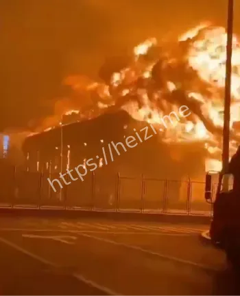 青岛黄岛保税区仓库起火