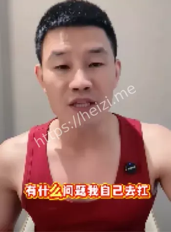 嘎子哥穿警服直播带货