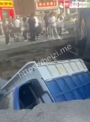 多辆车掉入天坑