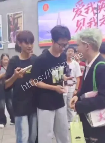 王扁演唱会抽烟被粉丝打现场图