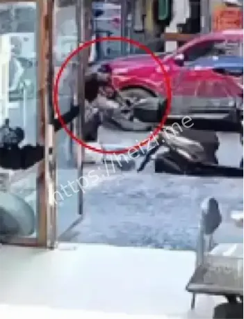 退伍军人飞身踹飞施暴者