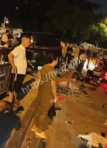 冲撞人群多人死伤