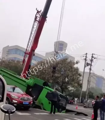 渣土车深陷太行山路