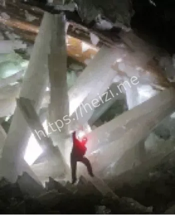 奈卡水晶洞巨型晶体