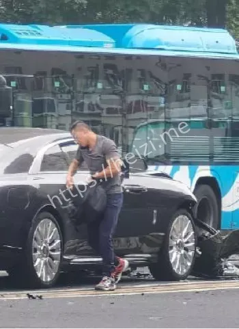 劳斯莱斯闪灵撞报废现场图片