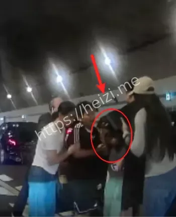 男孩跪地作揖求助视频