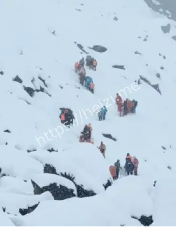 珠峰暴雪突袭东坡营地