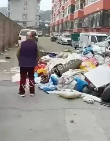 老太太瘫坐楼下捡回垃圾心酸