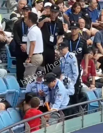 比赛中止被拖出