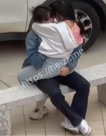 山东海洋学院情侣大白天石凳上激战