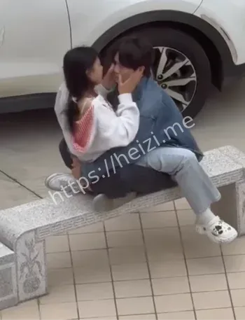 山东海洋学院情侣大白天石凳上激战