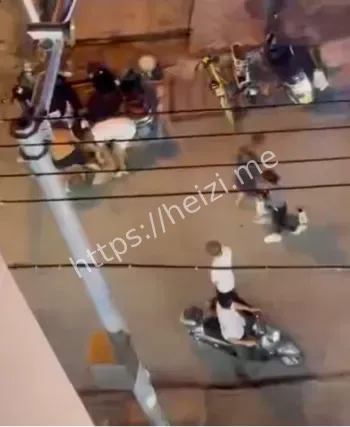 围观群众手机举爆