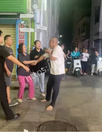 持刀行凶三人死