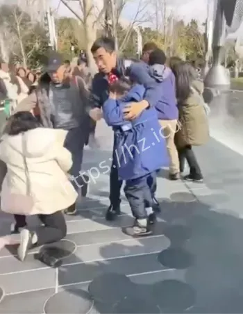 花车巡游游客打架