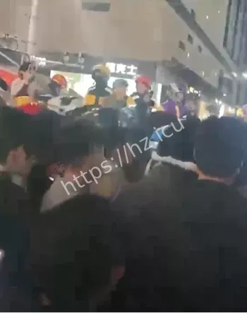 管理人员冲突拥堵