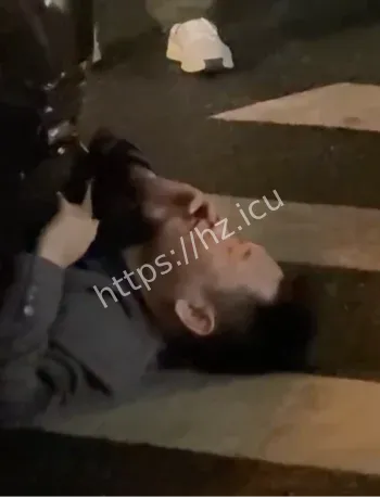 醉汉马路中央躺卧