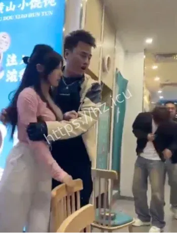 馄饨店爆乳女子扯头发