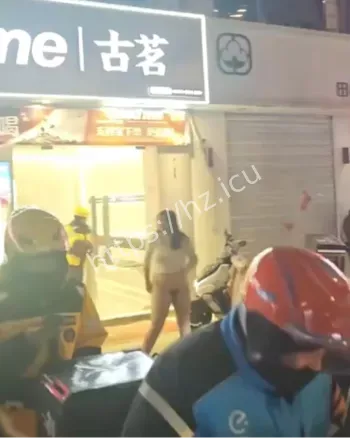 女子跪地求复合