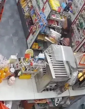 戴头套去偷泡面