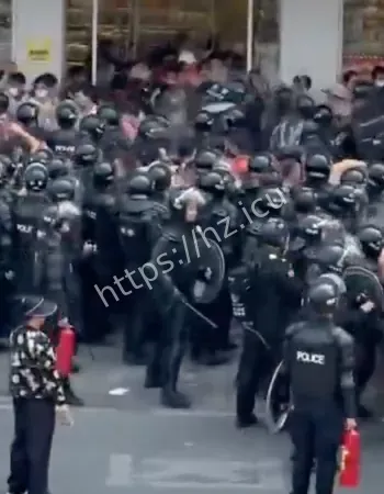 群众与警察发生激烈冲突