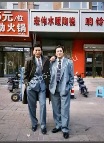 情侣教学楼前当众放飞自我