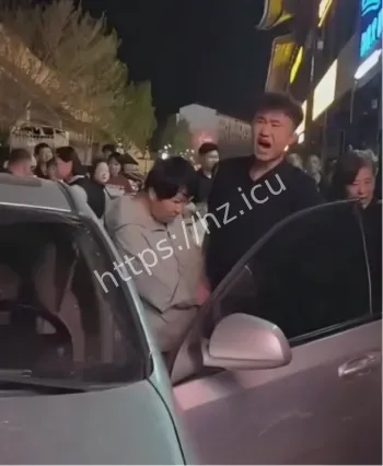 女方抓烂男方全身