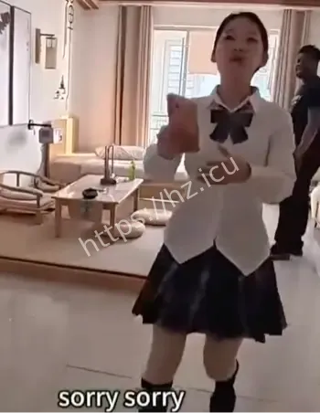 JK女孩穿校服要小费纠纷