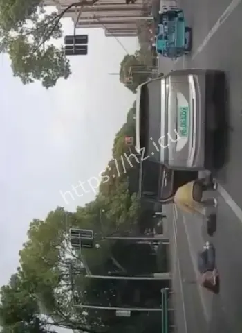 路中央暴打妻子后潇洒离去