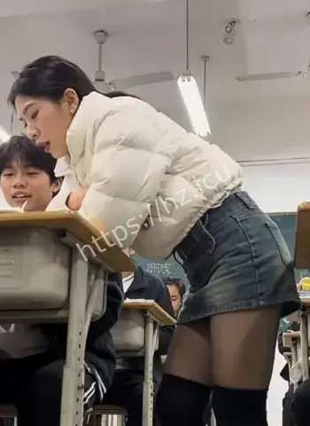 老师穿蕾丝袜上课