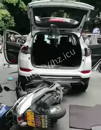 摩托男不满拥挤路段