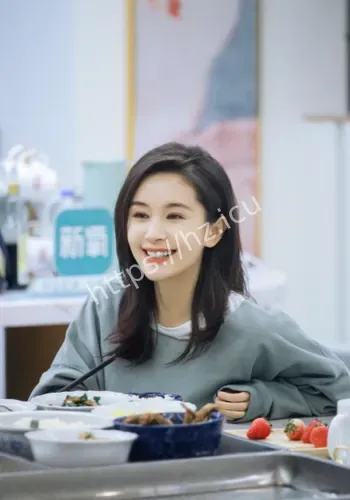 王子文深夜素颜会友聚餐