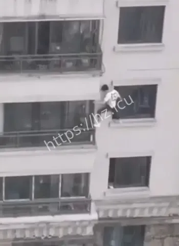 男子持刀狂砍后