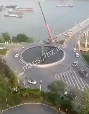 整车坠翻桥下