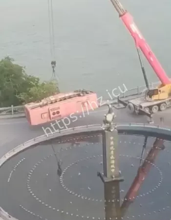 公交车坠翻桥下