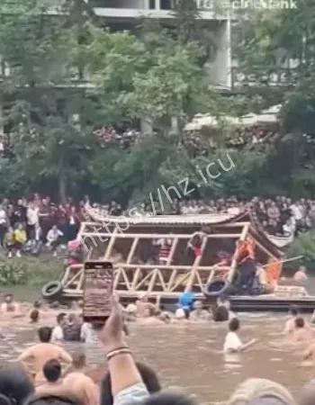 直接把船挤翻