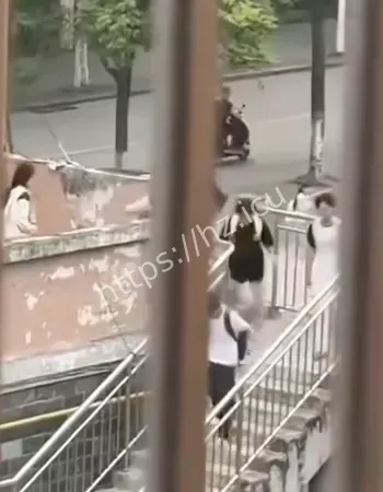 多次掌掴受害者