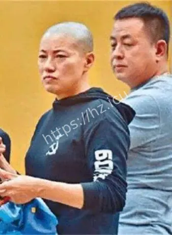 假尼姑僧袍下藏黑丝