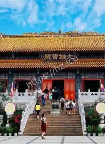 僧袍下隐藏秘密