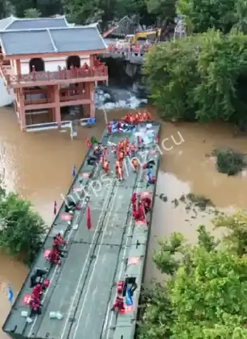 洪水困住上万师生