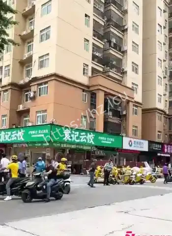 裸体从二楼坠落现场混乱